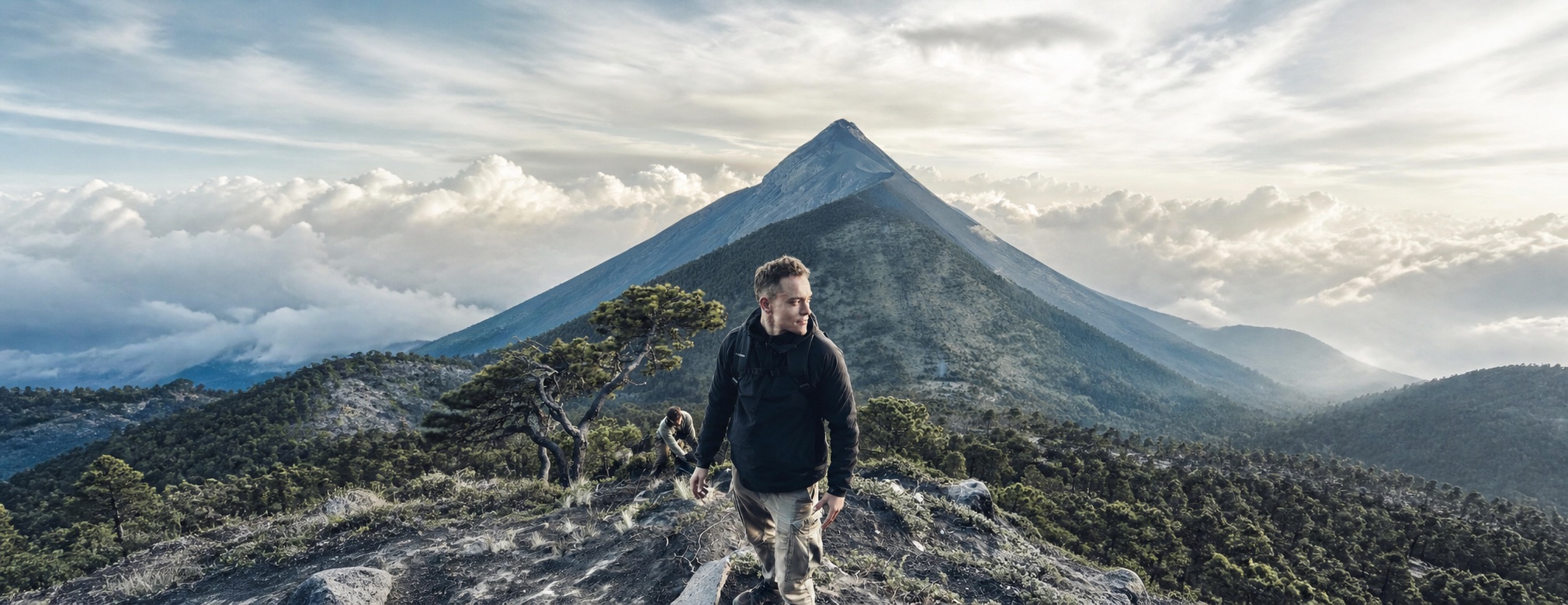Kwin vor einem Vulkan während einer Bergtour