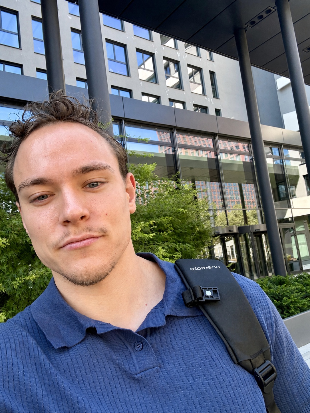 Kwin zu Beginn seines Weges im Consulting vor einer neutralen Bürofassade