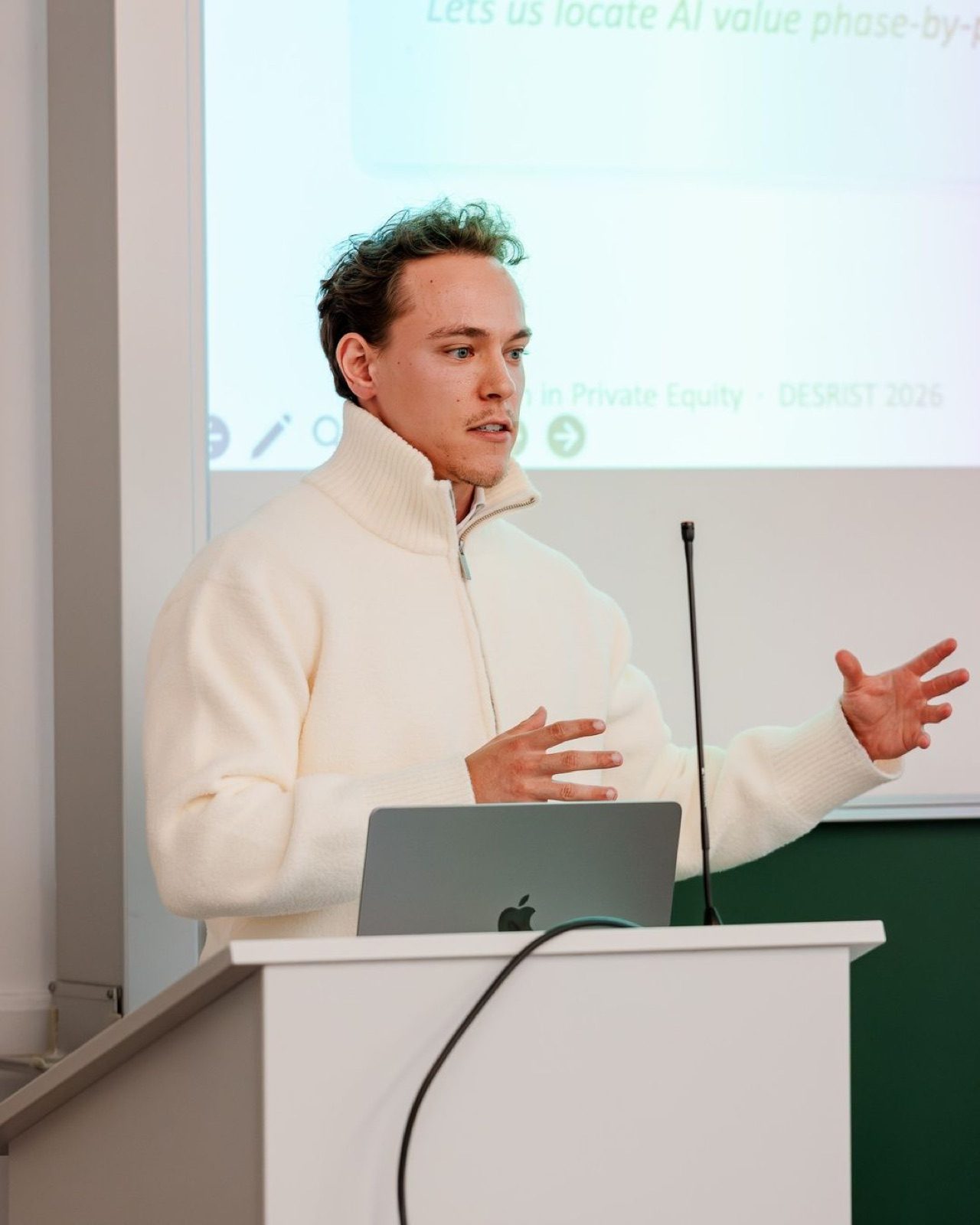 Kwin bei seinem Vortrag über AI in Private Equity auf einer internationalen Fachkonferenz